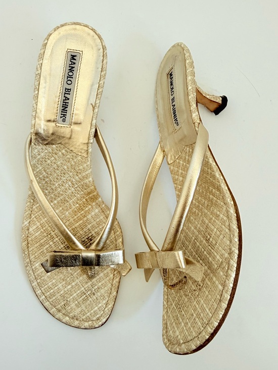 Manolo Blahnik Shoes - Manolo Blahnik Vintage Y2K Gold Raffia Bow Thong Kitten Heel Sandals 38